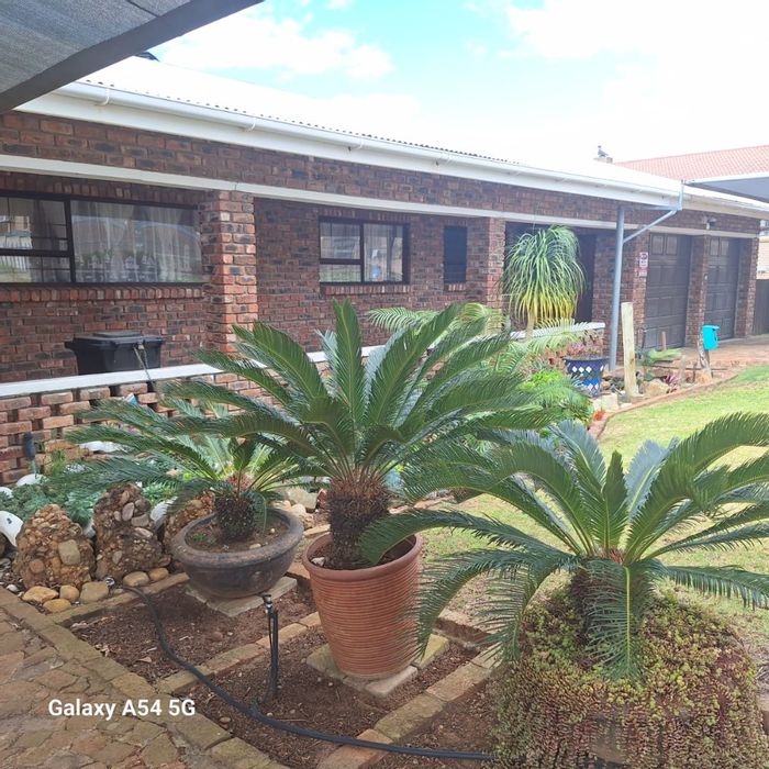 For Sale: Hartenbos Heuwels house with pool, flatlet, and ample parking.
