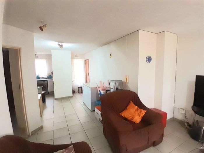 Vorna Valley House For Sale: 2 beds, pool access, near Mall of Africa.