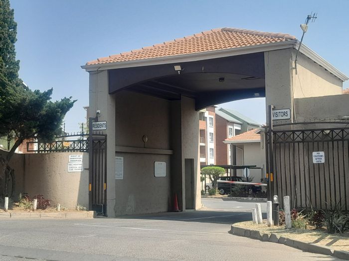 Vorna Valley Apartment For Sale: 2 beds, pool, security, near Mall of Africa.