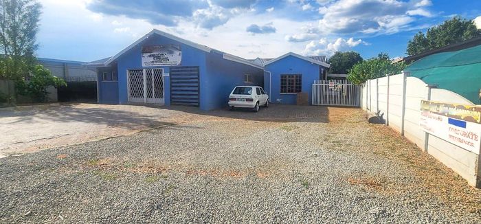 Flamwood Commercial Property For Sale: Versatile space, ample parking, secure location.