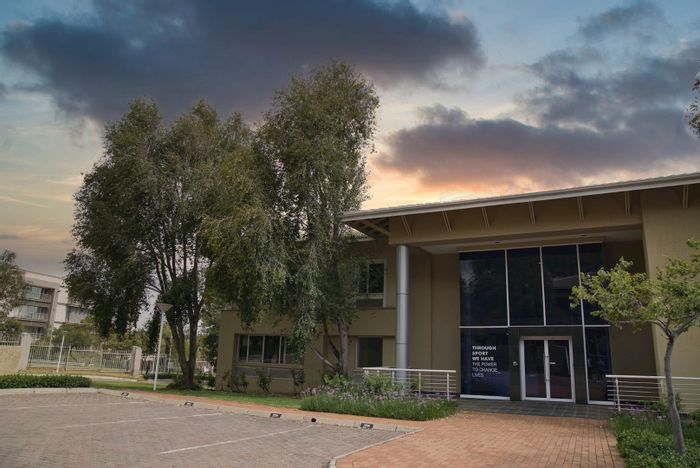 Woodmead Commercial Property For Sale: Prime location, ample parking, and essential amenities.