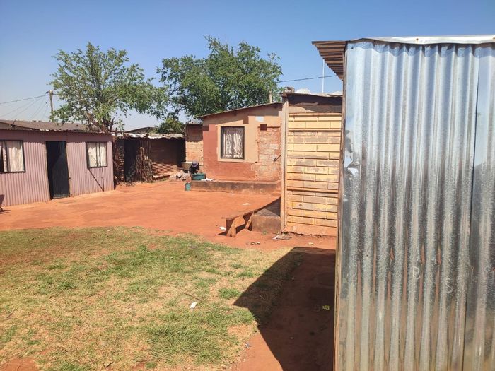 House for Sale in Etwatwa: Spacious yard ideal for investment opportunities.