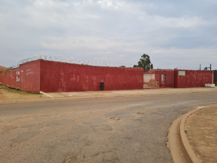 House for Sale in Lenasia Ext 13: 1000 SQM, 8 rooms, rental potential.