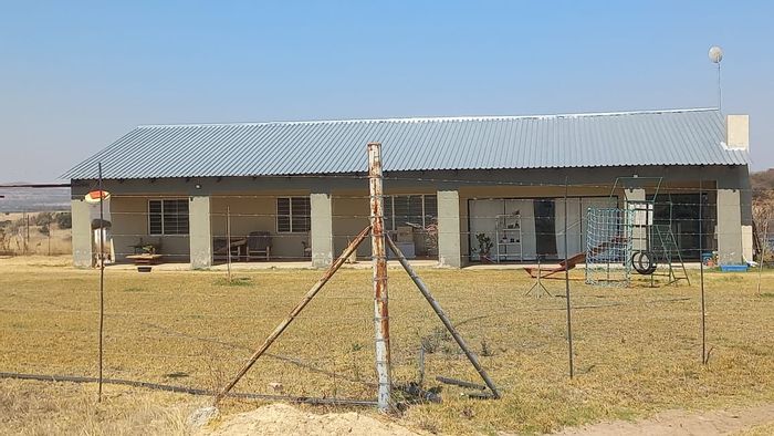 Farm for Sale in Leeukuil AH: 4 beds, borehole, large yard, workers' accommodation.