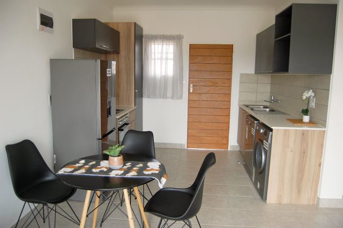 Sagewood Apartment For Sale: 2 bedrooms, pool, clubhouse, 24-hour security.