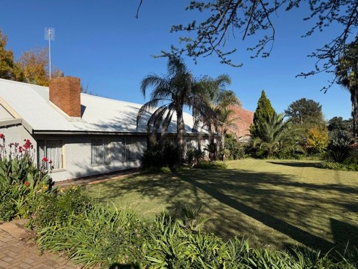 Versatile 3-bedroom house in Wilkoppies with pool, office, and expansive garden. For Sale.