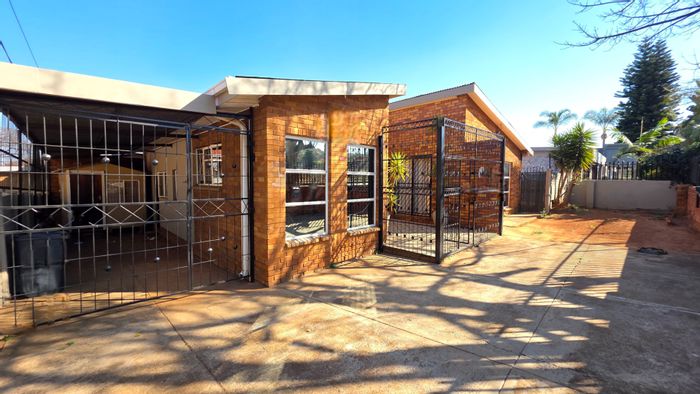Laudium House For Sale: 7 bedrooms, 2 kitchens, solar panels, convenient location.