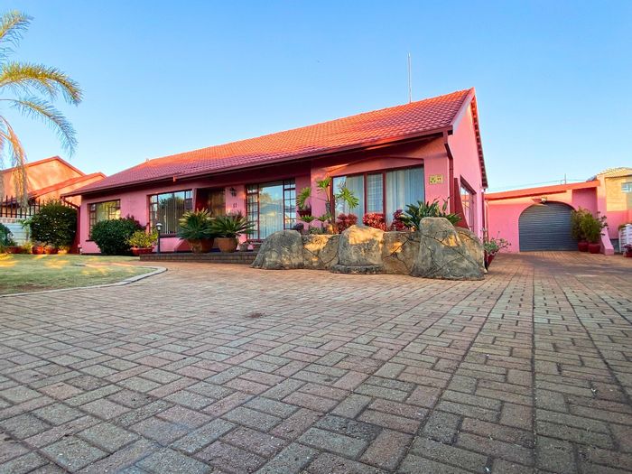 Dan Pienaarville House For Sale: 3 bedrooms, pool, lapa, study, secure parking.