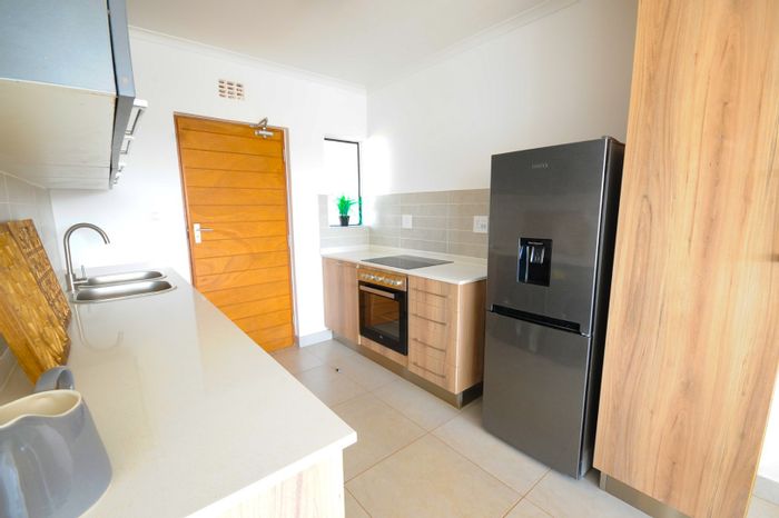 Glen Marais Apartment To Rent: Secure estate, clubhouse, pool, gym, and shopping nearby.