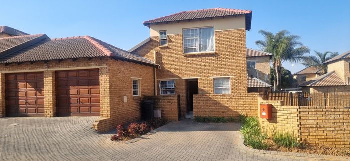 Willowbrook Townhouse For Sale: 4 Bedrooms, private garden, 24-hour security, parking.