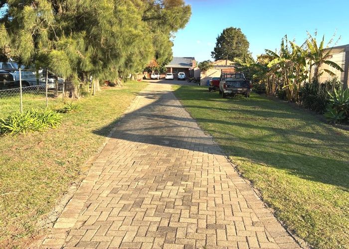 19ha Farm for Sale in Humansdorp Rural: Grazing, Solar Power, and Additional Dwelling.
