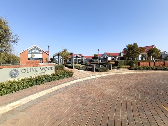 Glen Marais Apartment To Rent: 2 Bedrooms, Study, Pool, Gym, Secure Estate.