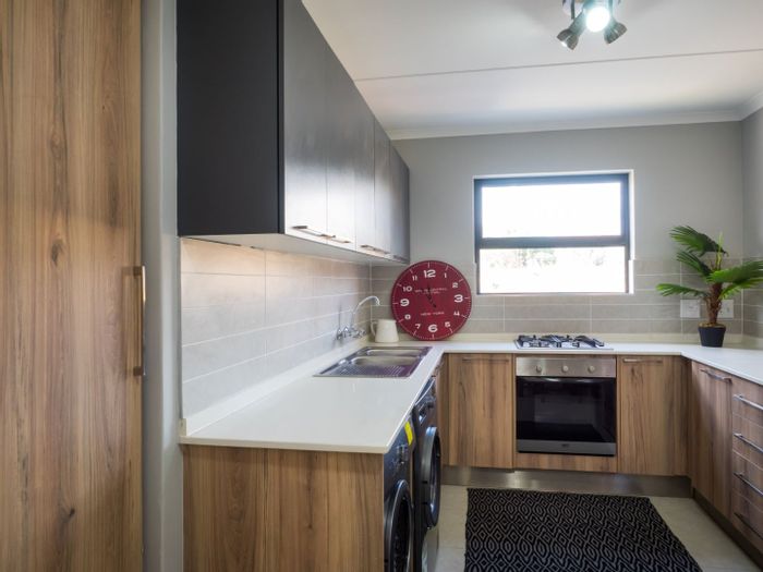 Eco Park Estate Apartment To Rent: 24hr security, private garden, close to amenities.
