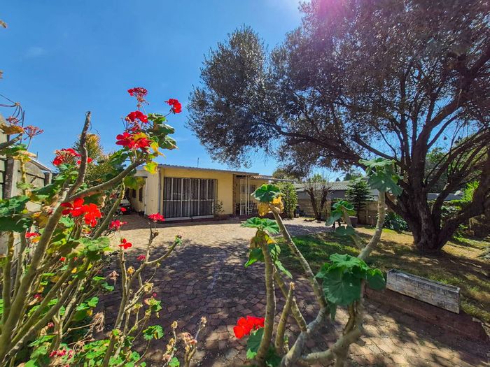 Westdene House For Sale: Spacious 3-bed, large yard, ample parking, close to amenities.