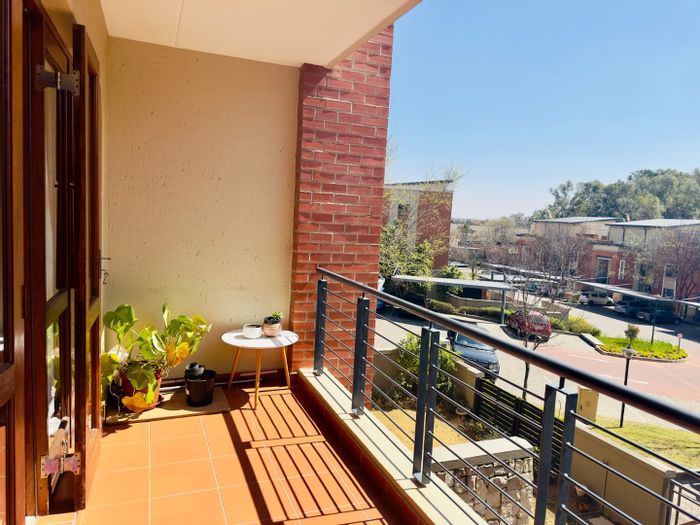 Douglasdale Apartment To Rent: 2 beds, pool, tennis court, 24-hour security.