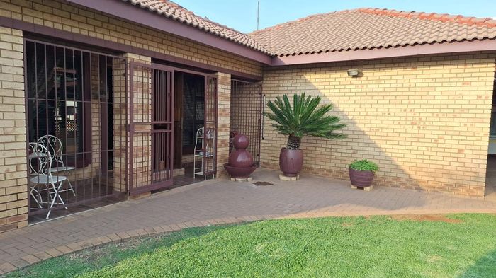 Flamwood Townhouse For Sale: 3 Bedrooms, double garage, lapa, and secure complex.