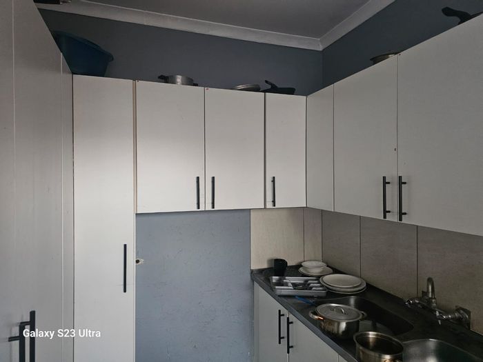 Kew House To Rent: Shared kitchen, spacious bedroom, near amenities and highways.