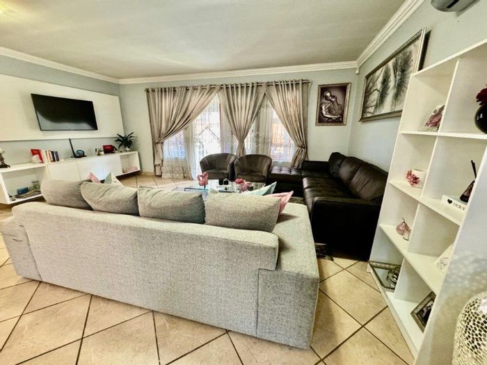 Bartlett Townhouse For Sale: 3 beds, pool access, solar power, double garage.