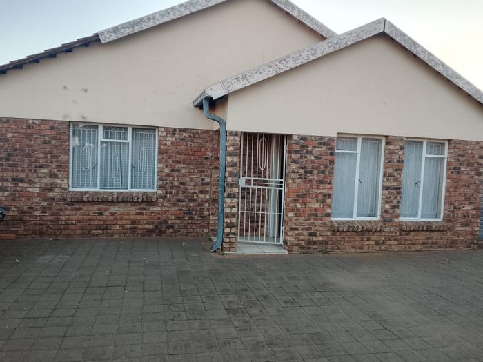 For Sale: House in Vista Park with 2 bedrooms, garage, and secure yard.