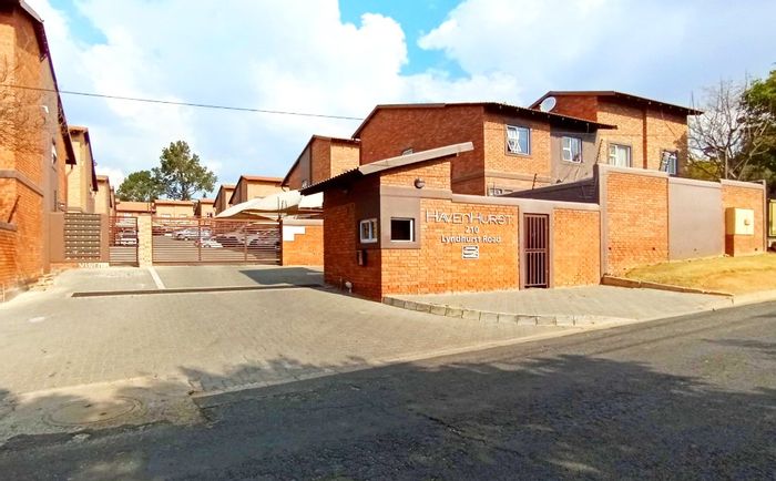 Lyndhurst Apartment For Sale: 2-bed, open-plan living, secure complex, close to amenities.