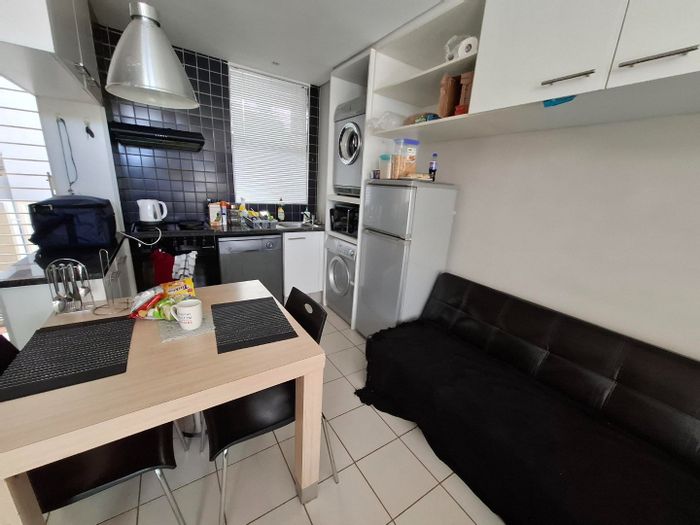 Hillcrest Apartment For Sale: 1 bed, balcony, near University of Pretoria.