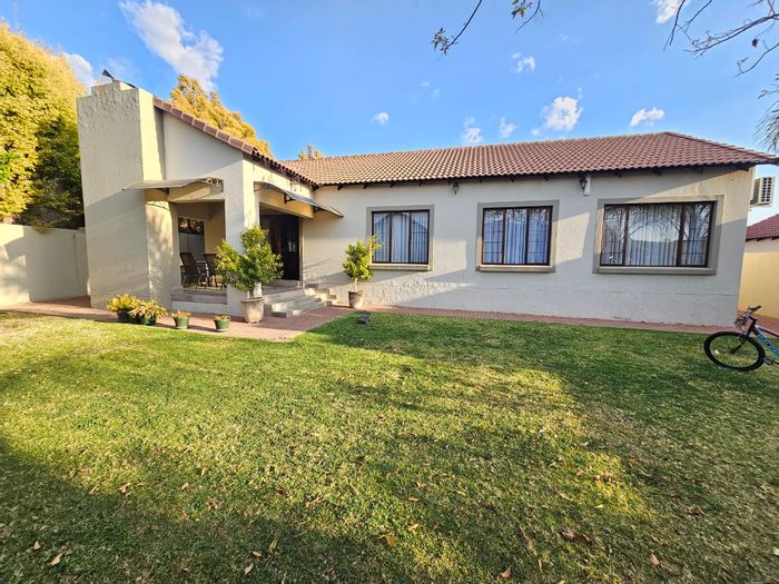 For Sale: House in Thatchfield Hills with garden, AC, and close to schools.