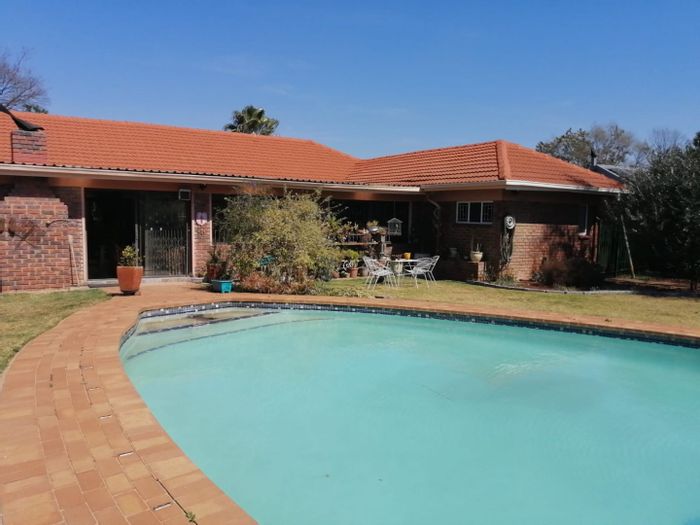 Wierda Park House For Sale: 4 beds, 3 baths, large living areas, double garage.