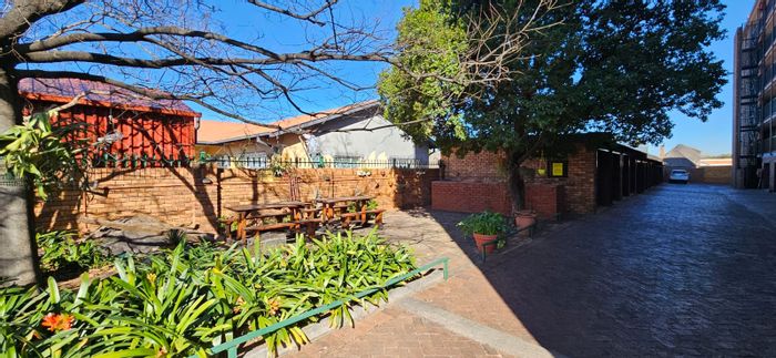For Sale: Apartment in Wonderboom South with open-plan living and practical kitchen.