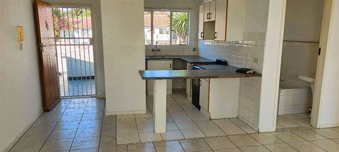 Glen Marais Townhouse For Sale: 3 Bedrooms, secure carport, functional kitchen.