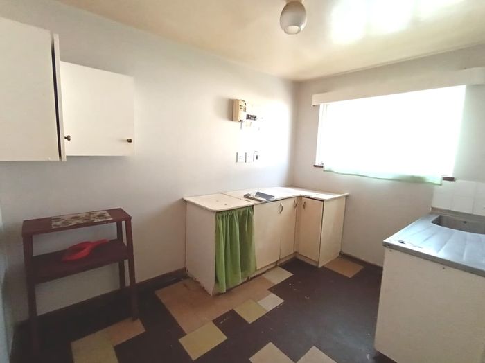 2-Bedroom Apartment with Garage in Algoa Park For Sale, Ideal for Investors.