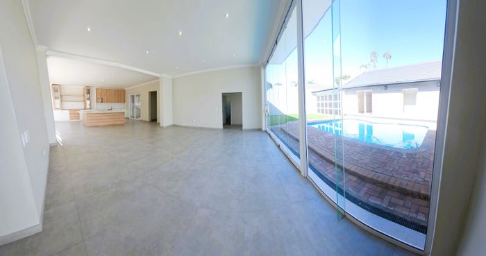 For Sale: Spacious 5-bedroom house with pool, double garage in Wierda Park.