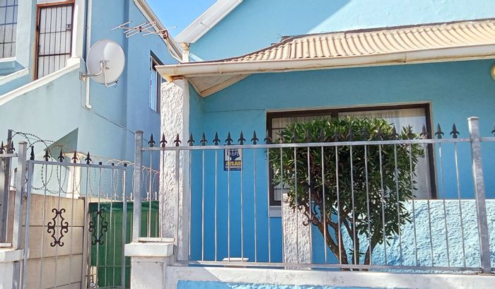 For Sale: Richmond Hill House with 2 Bedrooms, Secure Garden, and Storage Options.