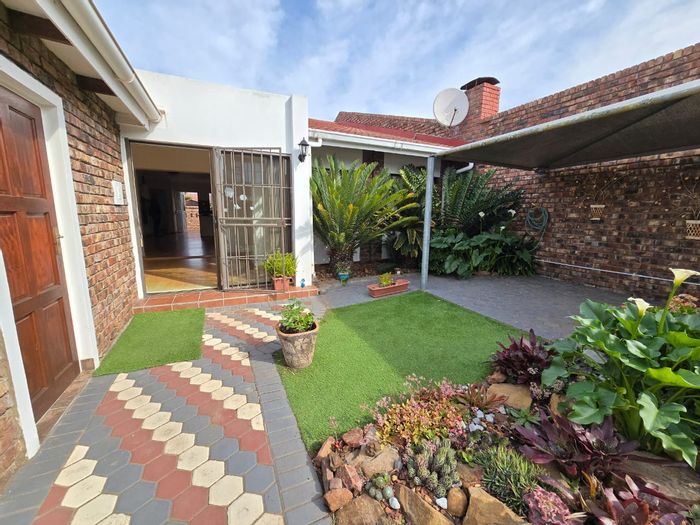 For Sale: Townhouse in Hartenbos Central, 3 beds, patio, close to beach.