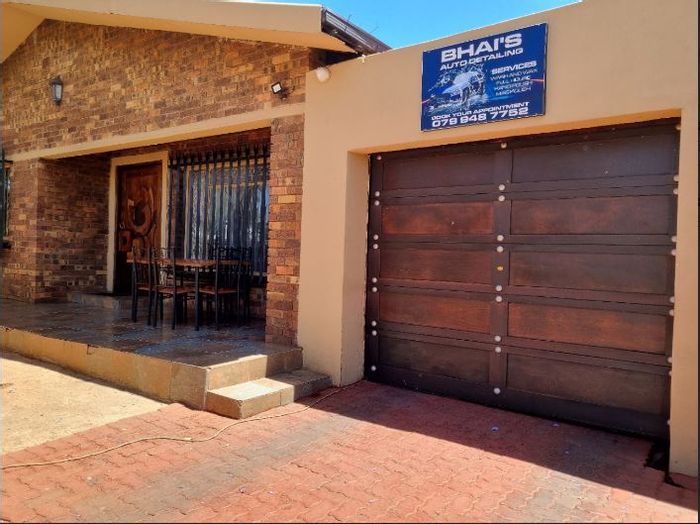 For Sale: Spacious 5-bed house in Laudium with dual kitchens and flatlet.