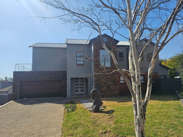 House for Sale in Olympus AH: Pool, cinema room, solar panels, guest suite.