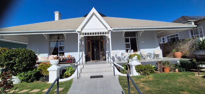 Spacious house with flatlet potential, garden, and remote access in Mount Croix. For Sale.