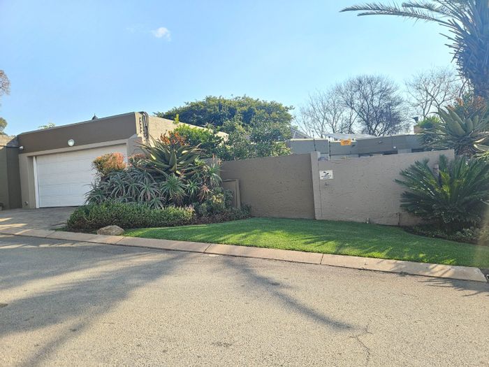 Bromhof House For Sale: 3 beds, study, pool, jacuzzi, solar power, double garage.