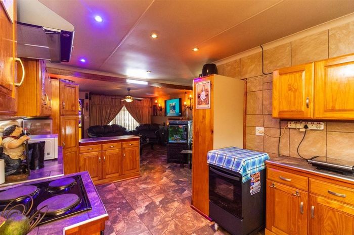 For Sale: House in Minnebron with 3 beds, guest loo, garage, and granny flat.