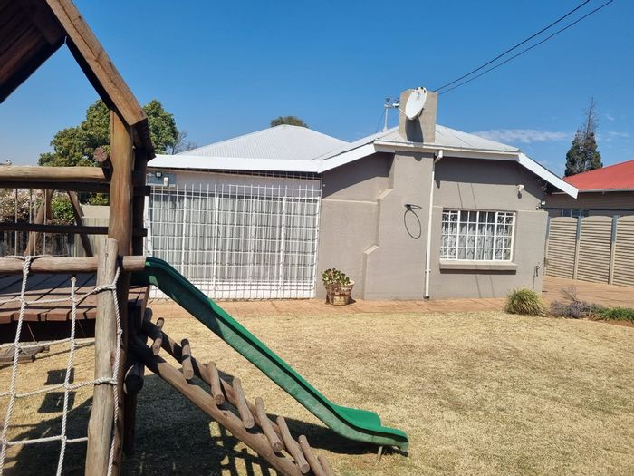 Sunnyridge House For Sale: 4 beds, pool, lapa, study, 3 garages.