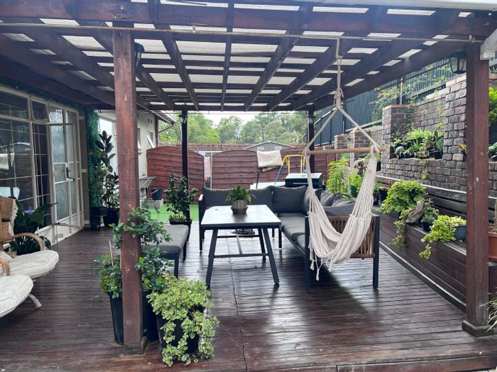 3-Bedroom House To Rent in Bedford Gardens with garden, parking, and office space.
