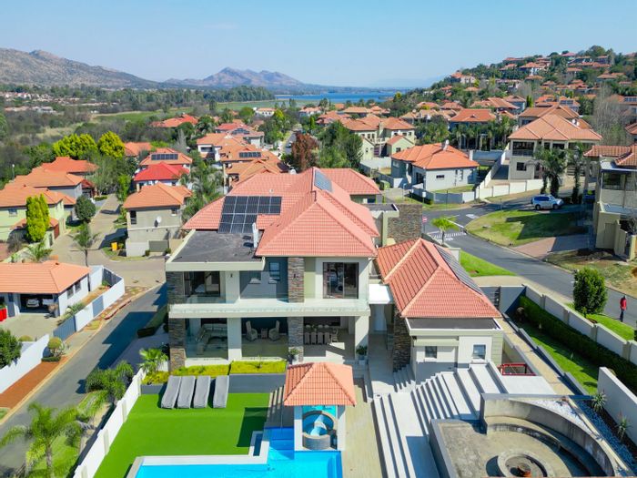 Birdwood Estate House For Sale: 6 beds, cinema, gym, pool, and gardens.