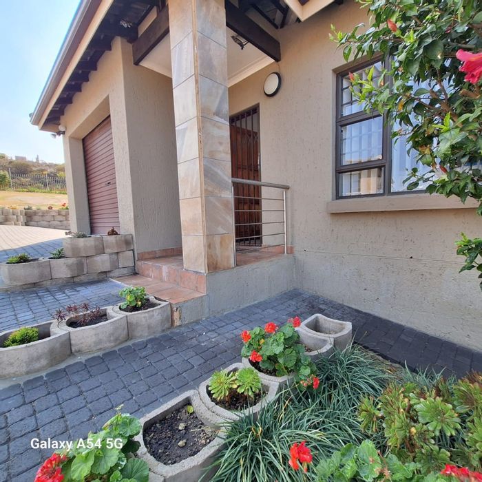 Townhouse For Sale in Seemeeu Park: 3 beds, private garden, secure garage.