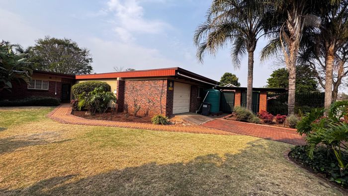 Wierda Park House For Sale: Spacious 3-bed, large garden, and energy-efficient features.