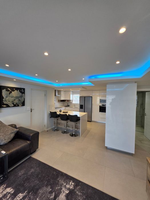 Lansdowne Apartment For Sale: 2-bed, secure complex, gourmet kitchen, balcony.