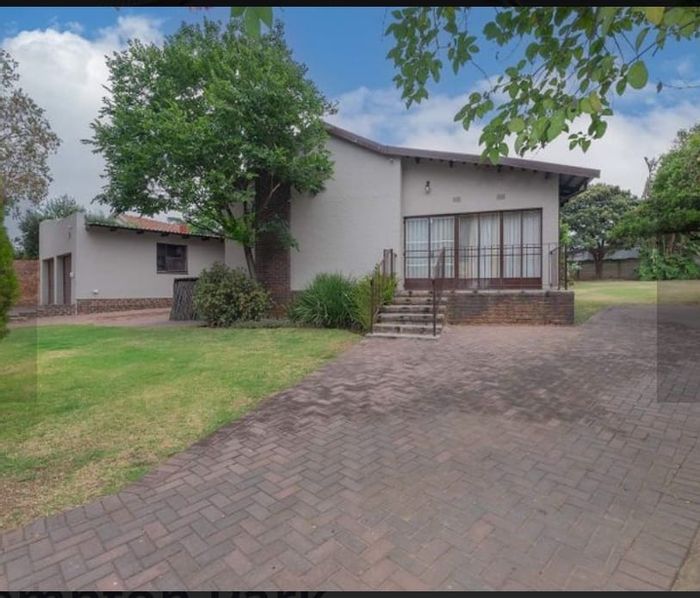 House for Sale in Birchleigh: 5 beds, 4 baths, garden, parking, security.