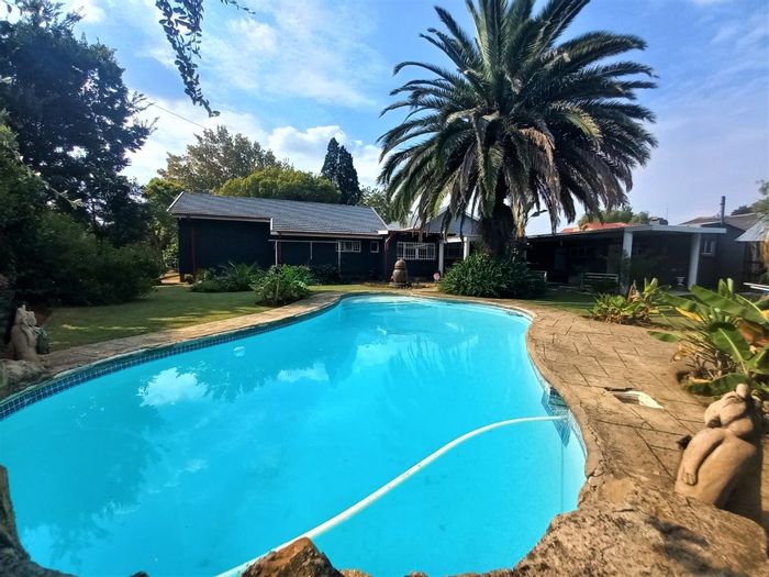 For Sale: House in Selcourt with pool, garden, staff quarters, and entertainment area.