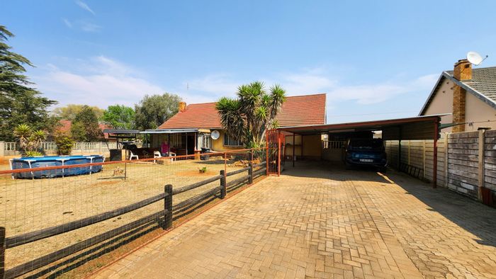 3-Bedroom House in Stilfontein Ext 1 For Sale with Garage and Carport.