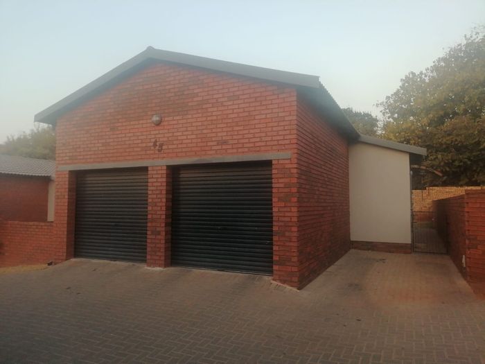 3-Bedroom House for Sale in Amandasig - Open-plan living, double garage, 24/7 security.