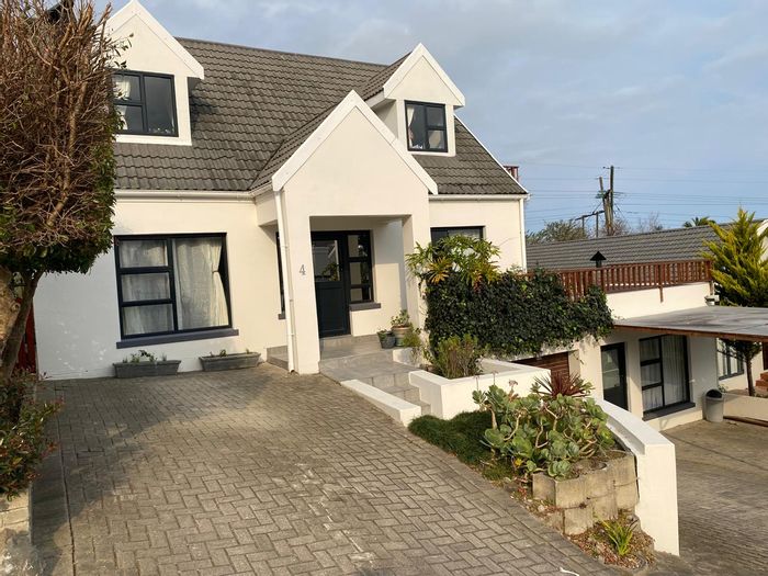 House To Rent in King George Park: 4 beds, pet-friendly garden, garage, fiber-ready.