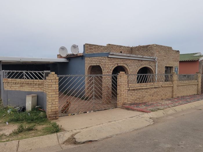 House for Sale in Motherwell Nu 9: 3 bedrooms, flatlets, carport, near amenities.